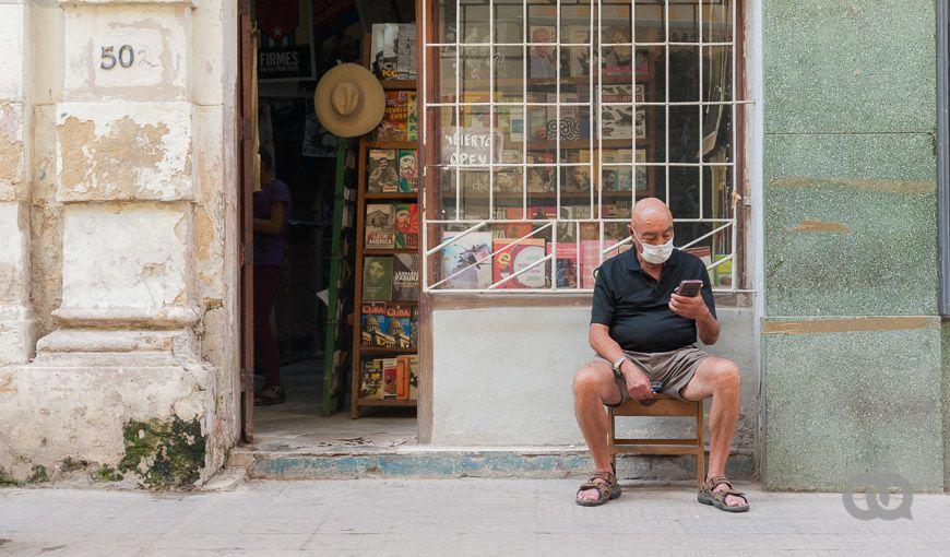 Habana, tienda, hombre, celular, conexión, Internet, Cuba. Foto: Ernesto Verdecia.